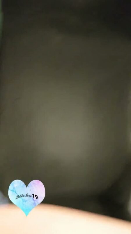 DildoLove19 - Während meiner Zugfahrt geil geworden und meine enge Teenypussy gefingert