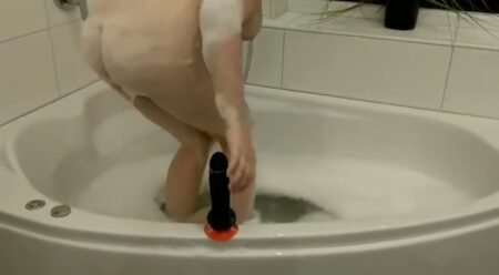 KawaiiiKohai - Badespaß mit einen Großbrüstungen geilen Luder