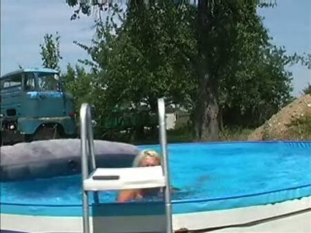 Traumgirl_Jenny - Am Pool selbst gefingert