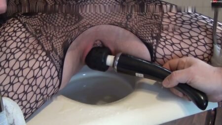 BDSM-Team - Sklavin Luci bekommt ihre Fotze bearbeitet auf dem Toilettenstuhl