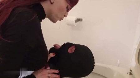 TV_Helena_Kimberly - Mein Putzsklave hat heut nix zu lachen! Der wird abgespuckt, durchgefickt und abgepisst