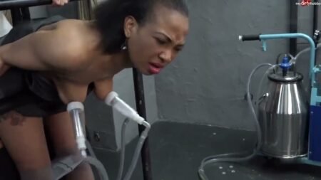 AmateureXtreme - Mimi gemolken und gefickt