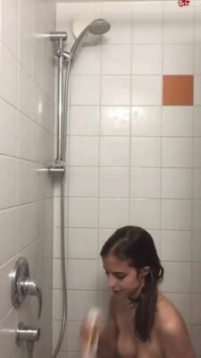 EmelieCrystal - Beobachte und stalke mich beim duschen