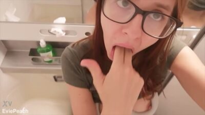 EvieDavis - Analspiele in der Toilette eines Flugzeugs