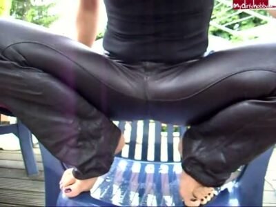 Fetisch-Lady-Daimond - Outdoor pissen in Lederhose Miss Sixty