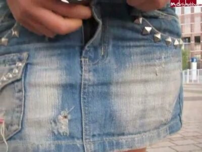 FrankfurterHexe - Vor dem Messeturm Titten gezeigt