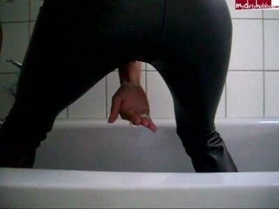 Fetisch-Lady-Daimond - geil gepisst mit Miss Sixty Lederhose NS - Userwunsch 2 teil