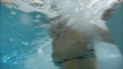 PiaPopp - Im Hotelpool blank gezogen