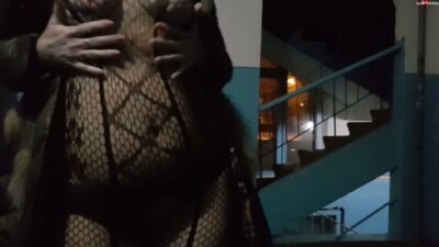 Lisacat1 - Mein erster public piss in der position auf der Leiter mit Leute fuer User