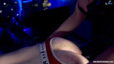 Miss_Paris_Hamburg - Heiße und sexy domina fickt seinen arsch und mund mit ihrem großen strapon