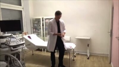 DonJohn11 - Frauenarzt fickt Teeny und Freund wartet im Wartezimmer - Sie bläst dem Arzt erstmal einen