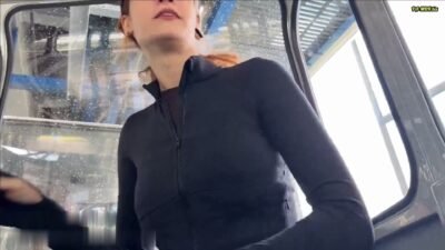 SallyDinosaur - Riskante spritzige Gondelfahrt - Blowjob date in der Seilbahn