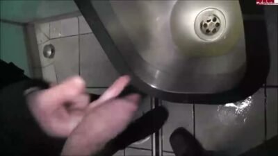 sexyvenushuegel - Die Schwanzhalterin - Halten, Abschütteln, sauber Lutschen