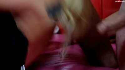 Mit-Fick-Zentrale - Die Blonde Spermasau läßt sich in sperma baden und abficken