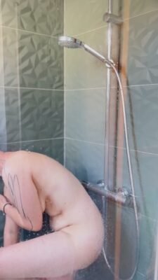 DouceLuxure - Nachdem ich gekommen bin, wasche ich meine behaarte Muschi