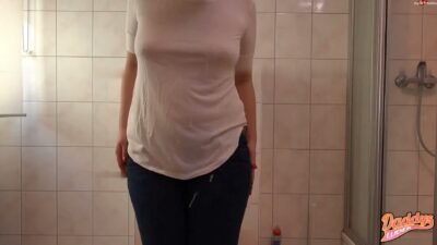 DaddysLuder - CFNM - Er spritzt und pisst mir nackt auf die Klamotten