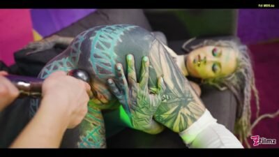 Z-Filmz - Zwei heiße mädchen in latex und high heels mit großem metall spielzeug zusammen,