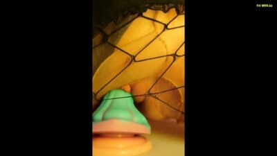Angel_Mia - Sie reitet einen Monsterdildo in der Öffentlichkeit auf einer versauten Nachtclubparty