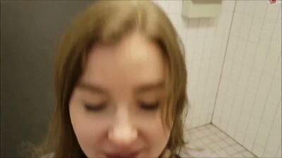 TinyEmily - PUBLIC - auf der Behinderten Toilette