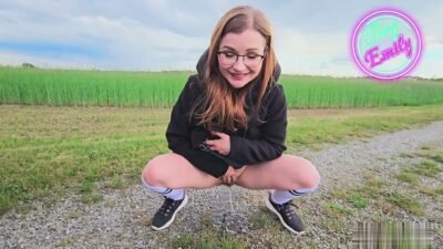 TinyEmily - Mein LÄNGSTER Piss - EXTRA VIEL NATURSEKT