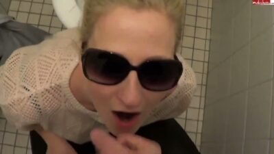 Skylabitch - Extrem - Spermawalk und Blowjob im Museum